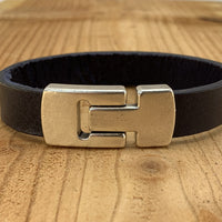 Blauwe armband met wax randen voor een perfecte afwerking. 