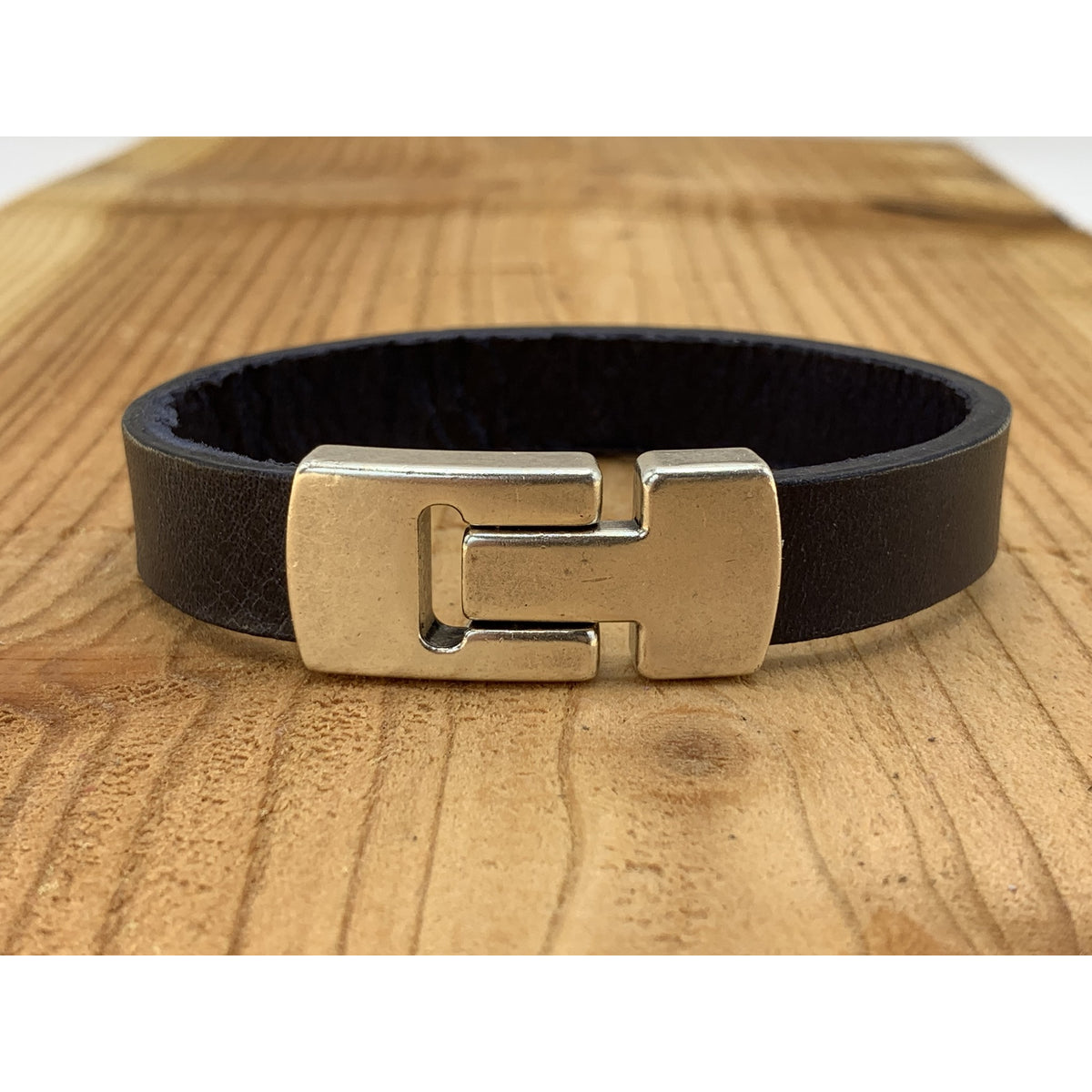 Blauwe armband met wax randen voor een perfecte afwerking. 