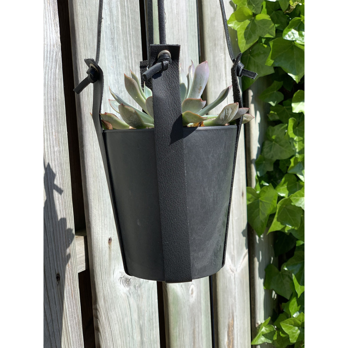 Grijze hangpot small met echt lederen banden.