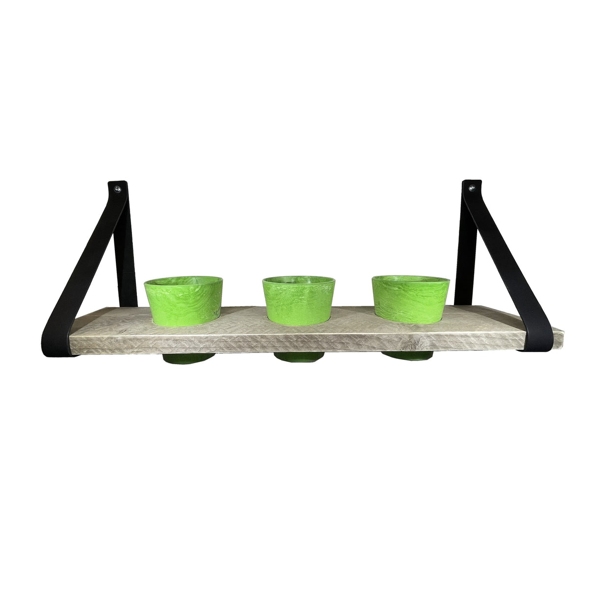 Kruidenrek met groene potjes.