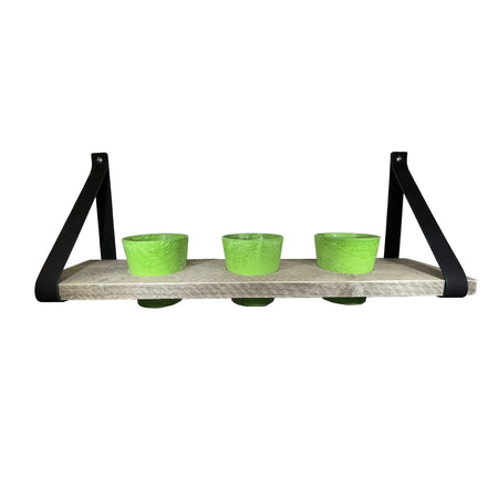 Kruidenrek met groene potjes.