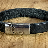 Zwarte armband vintage gelaserd met brick print.