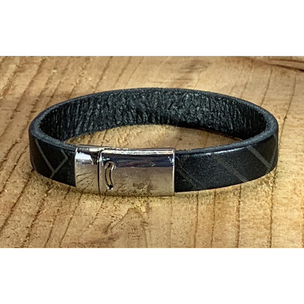 Zwarte armband vintage gelaserd met brick print.