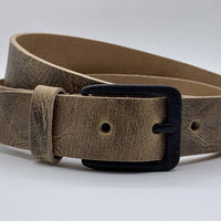 Stoere zand kleurige riem met gekreukt leer en mat zwarte gesp.
