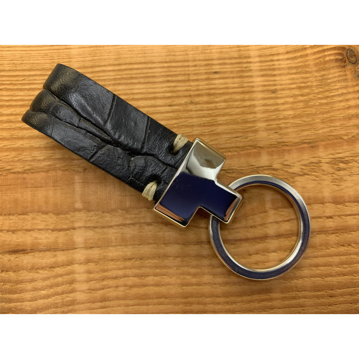 Zwarte luxe sleutelhanger met krokodillen print.