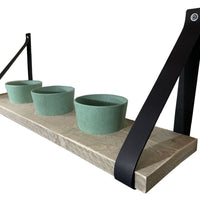 Kruidenrek met pastel groene potjes. 