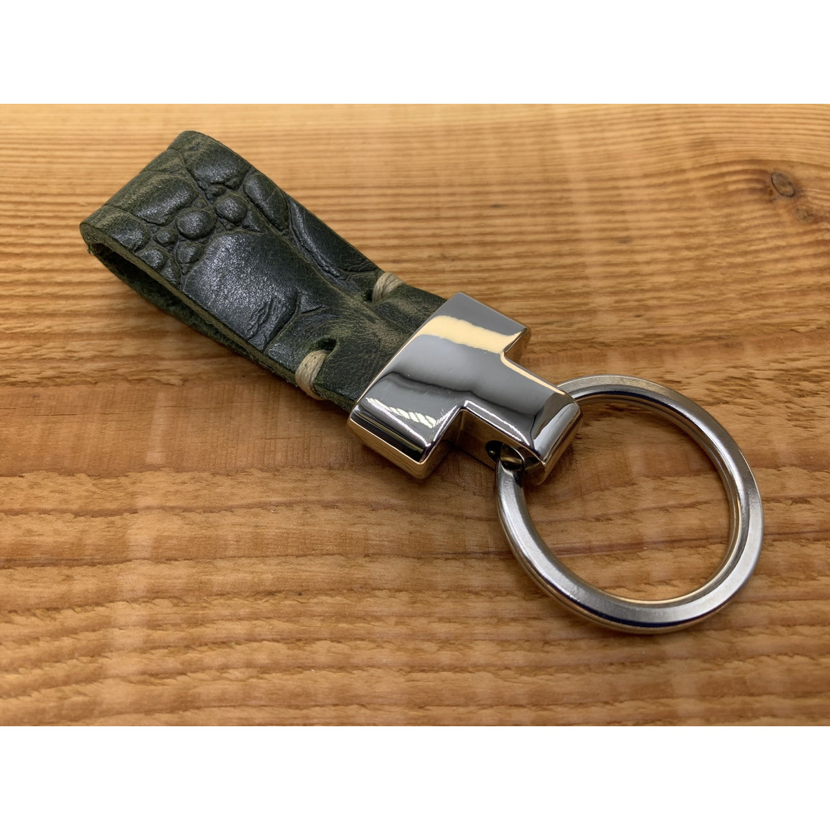 Groene luxe sleutelhanger met krokodillen print.