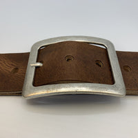 Zandkleurige 5cm brede riem. 