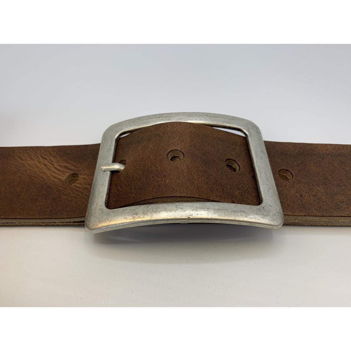 Zandkleurige 5cm brede riem. 