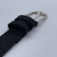 Trendy zwarte damesriem met slangenprint.