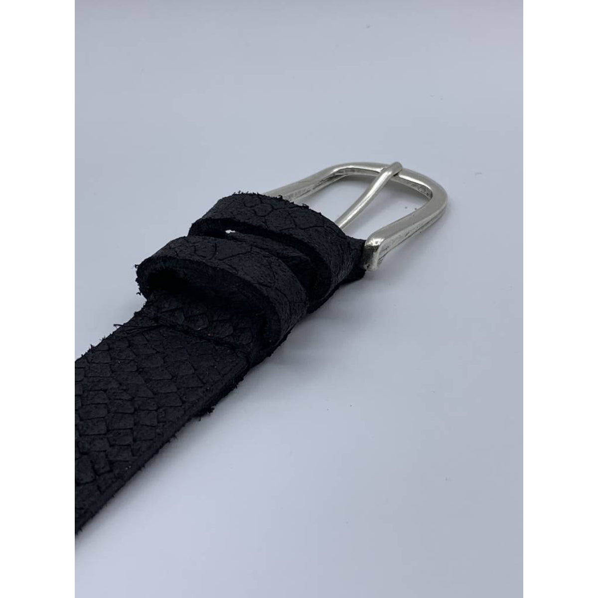 Trendy zwarte damesriem met slangenprint.