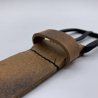 Stoere cognac riem met gekreukt leer en mat zwarte gesp.