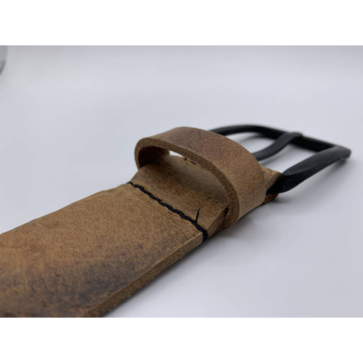Stoere cognac riem met gekreukt leer en mat zwarte gesp.