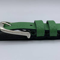 Trendy groene damesriem met slangenprint. 