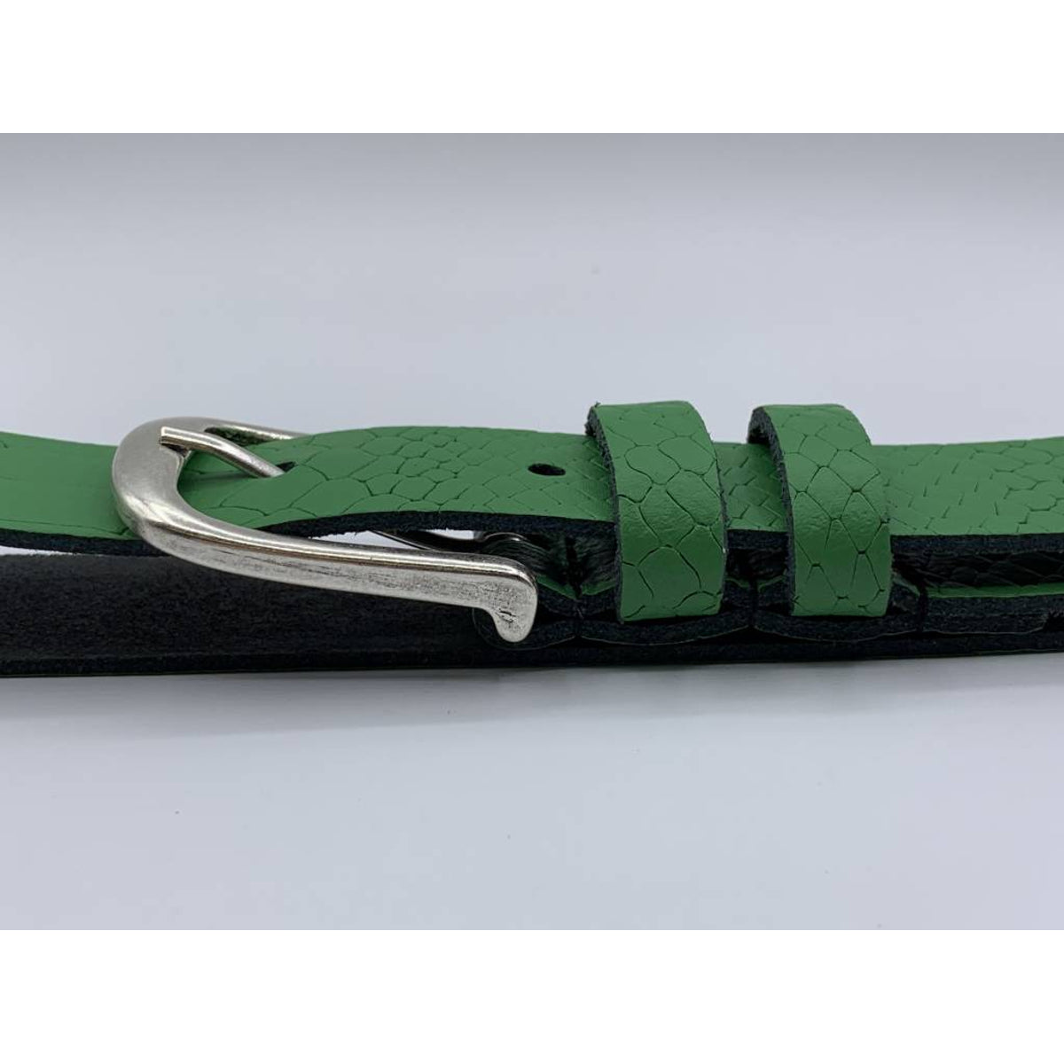 Trendy groene damesriem met slangenprint. 