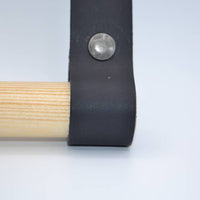 Toiletrolhouder van hout en leer