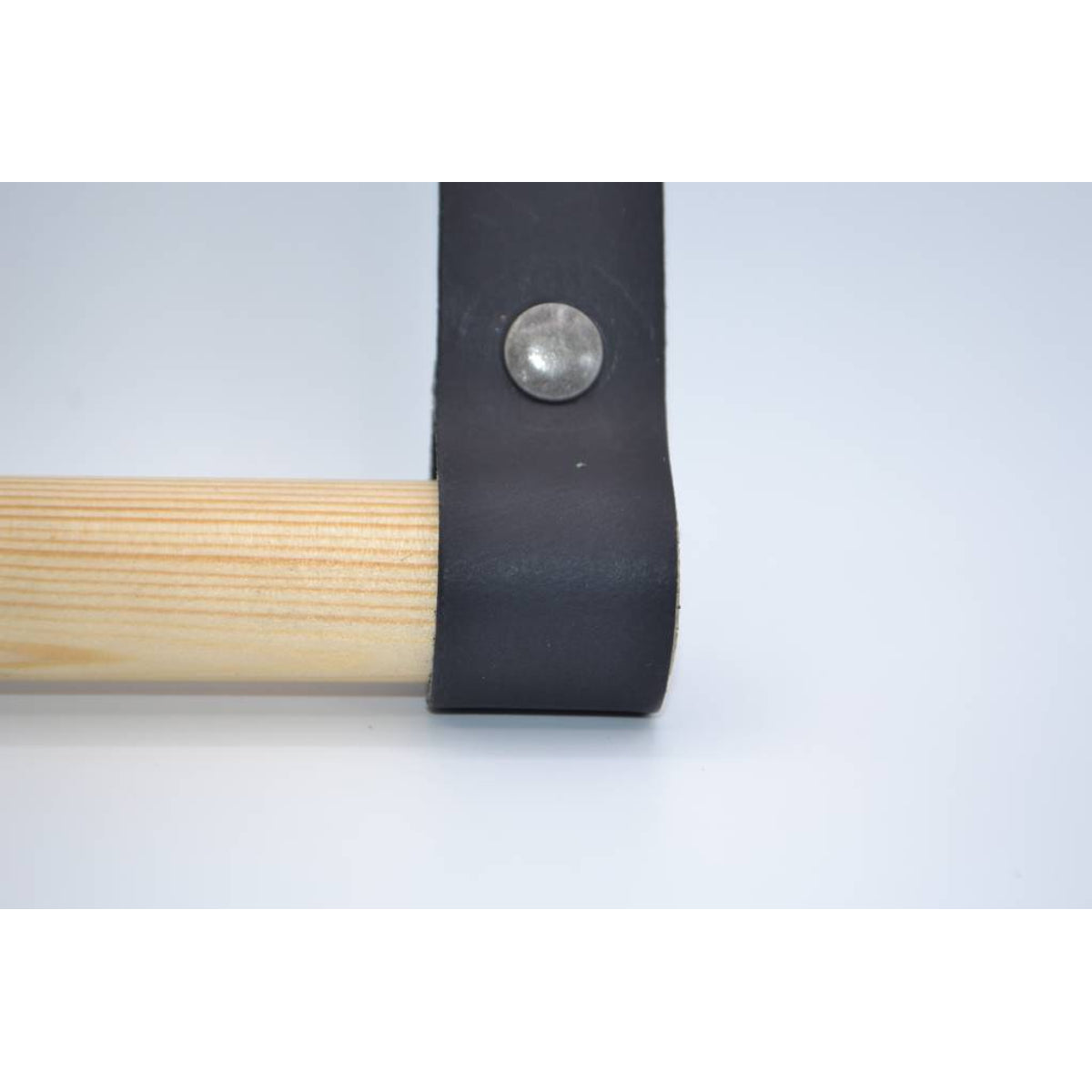 Toiletrolhouder van hout en leer