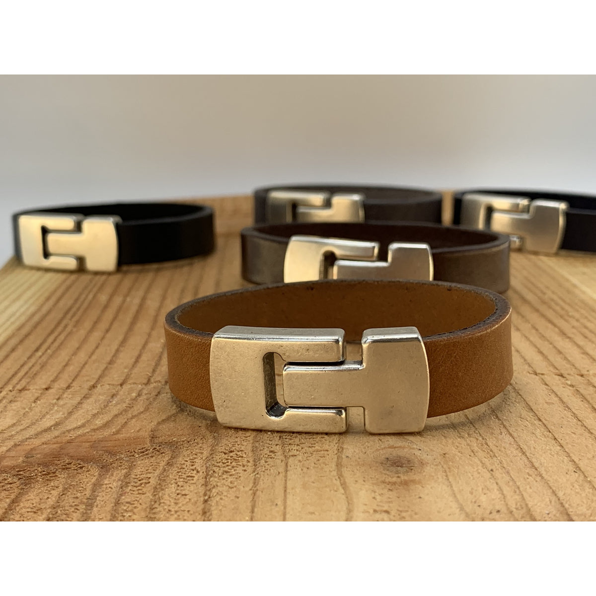 Cognac armband met wax randen voor een perfecte afwerking. 