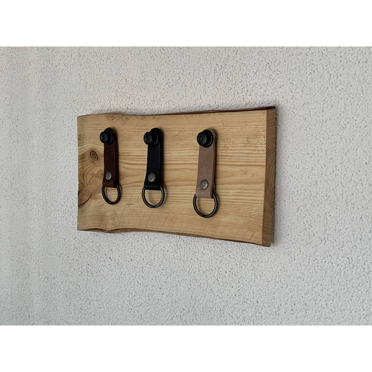 Sleutelplankjes van hout inclusief 3 sleutelhangers van echt leer