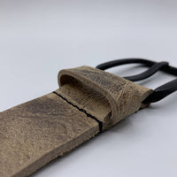 Stoere zand kleurige riem met gekreukt leer en mat zwarte gesp.