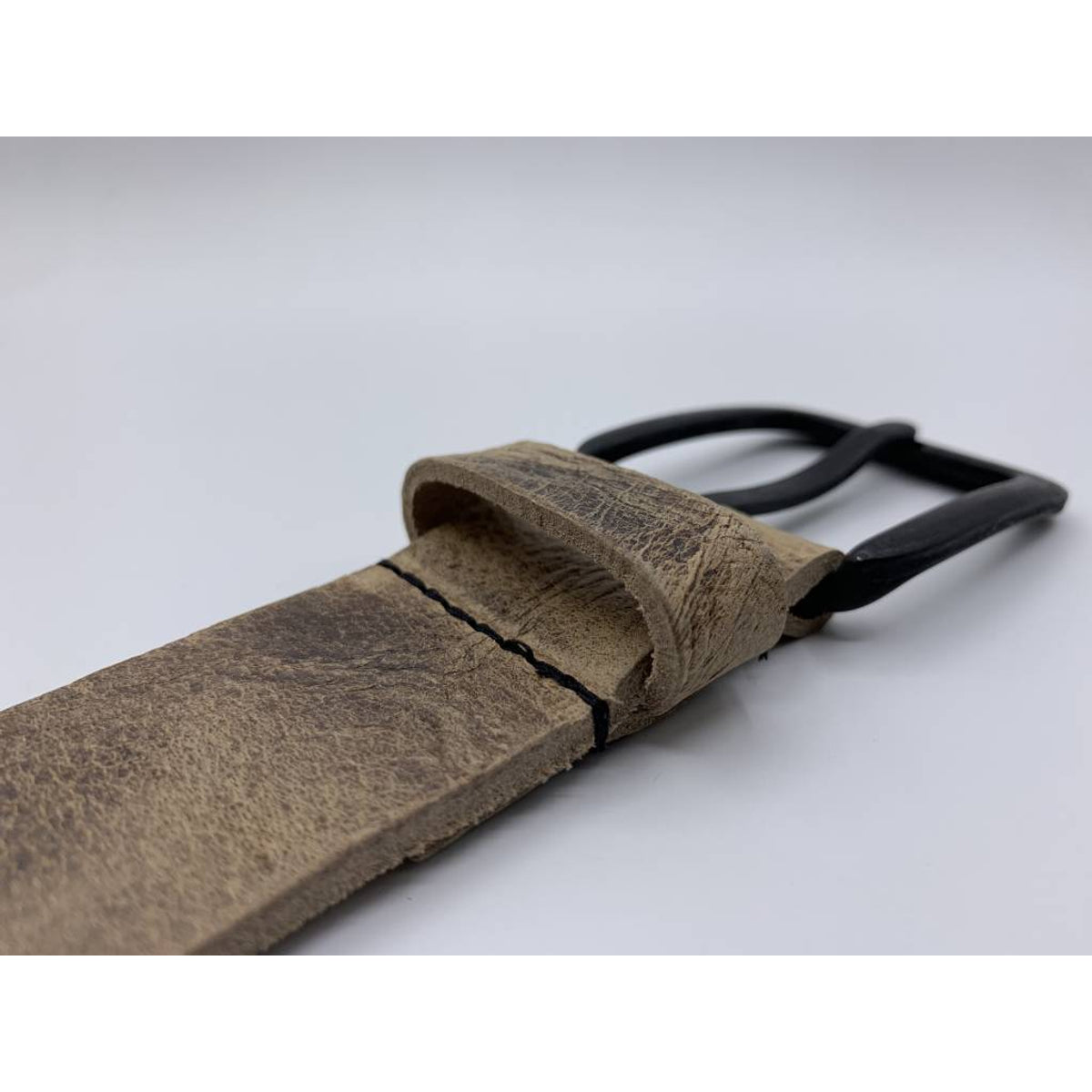 Stoere zand kleurige riem met gekreukt leer en mat zwarte gesp.