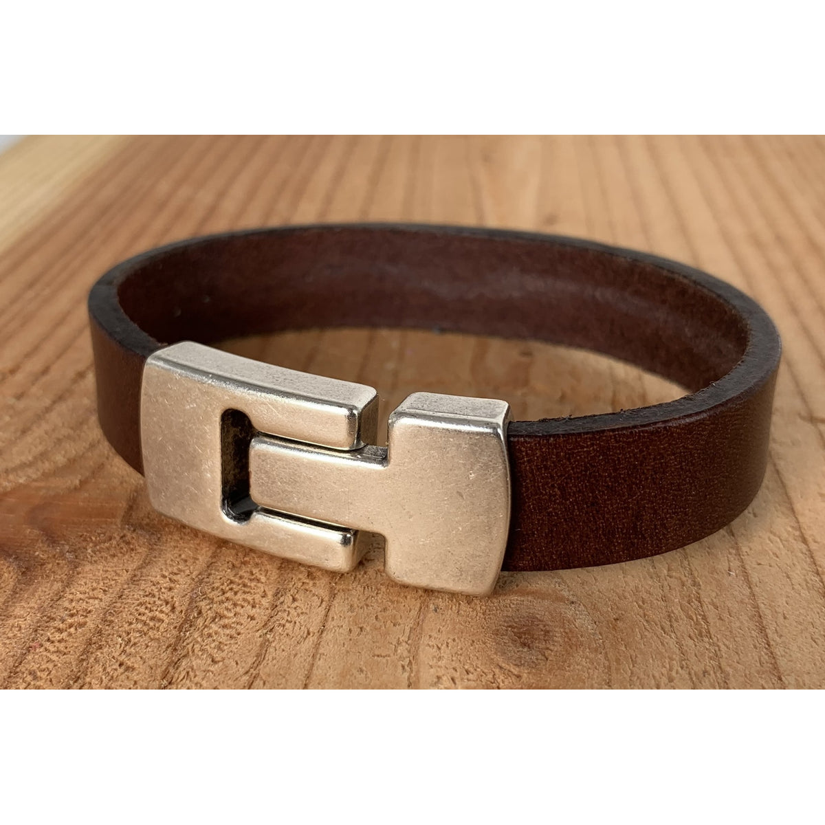Bruine armband met wax randen voor een perfecte afwerking.