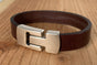 Bruine armband met wax randen voor een perfecte afwerking.