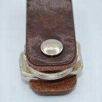 bruine echt lederen sleutelhanger met logo