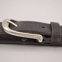 Grijze riem met studs en laserprint