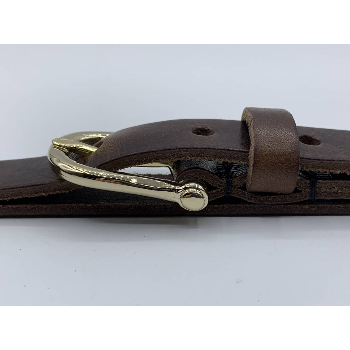 Bruine smalle damesriem met gouden gesp
