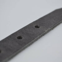 grijze 20mm brede riem met studs op de lus