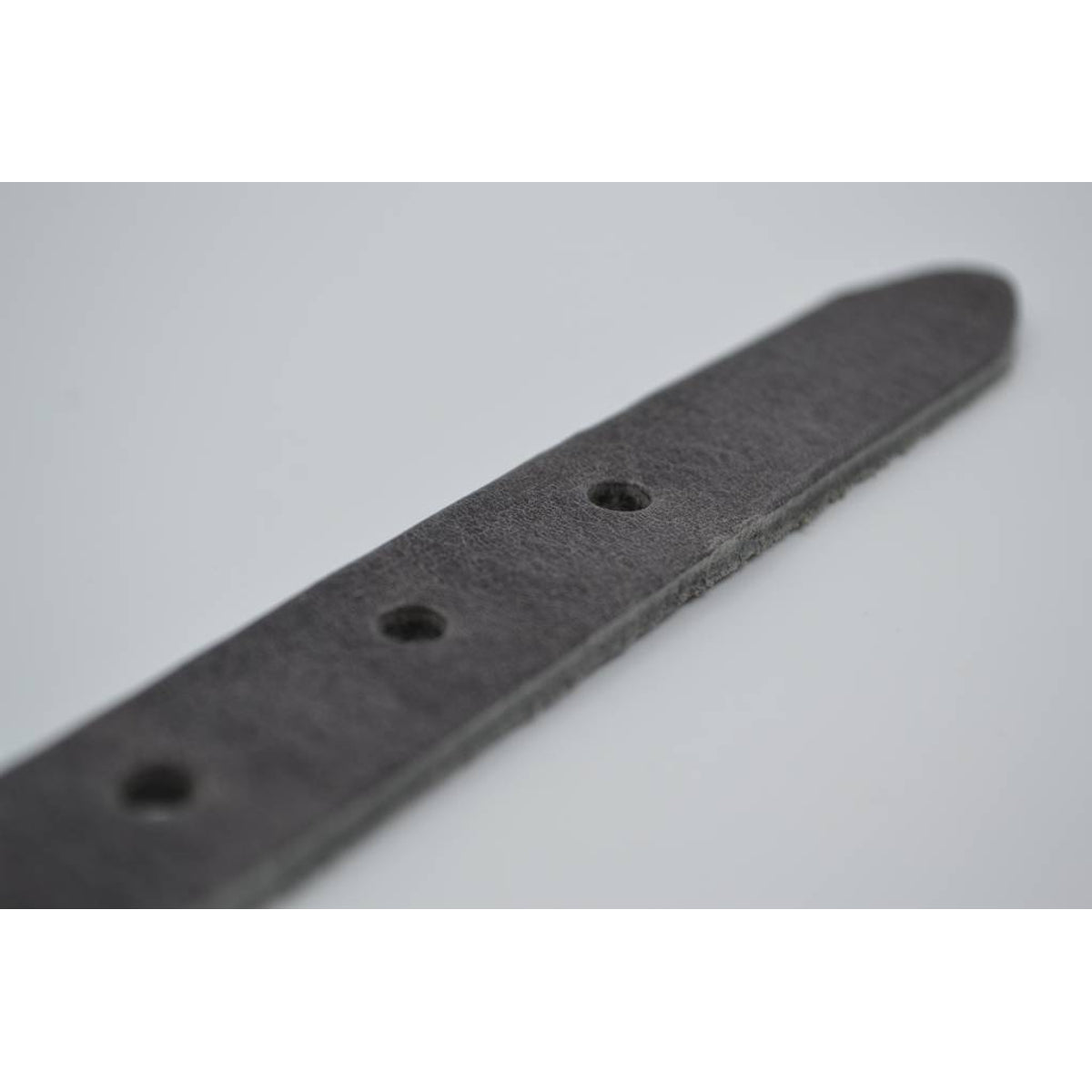 grijze 20mm brede riem met studs op de lus