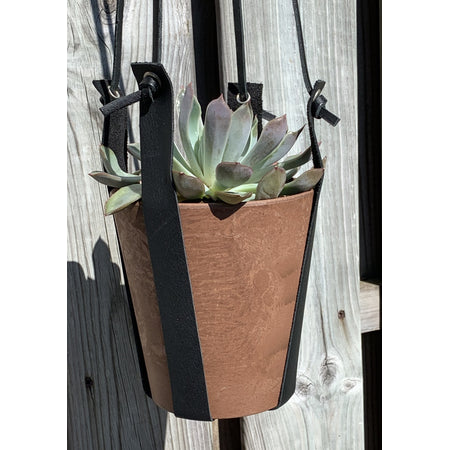 Terracotta kleurige hangpot small met echt lederen banden.