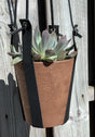 Terracotta kleurige hangpot small met echt lederen banden.