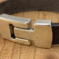 Grijze armband met wax randen voor een perfecte afwerking.