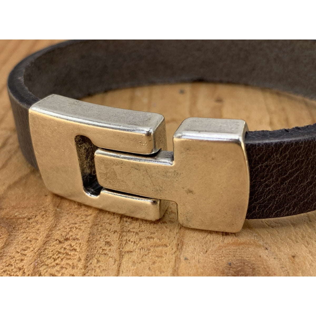 Grijze armband met wax randen voor een perfecte afwerking.
