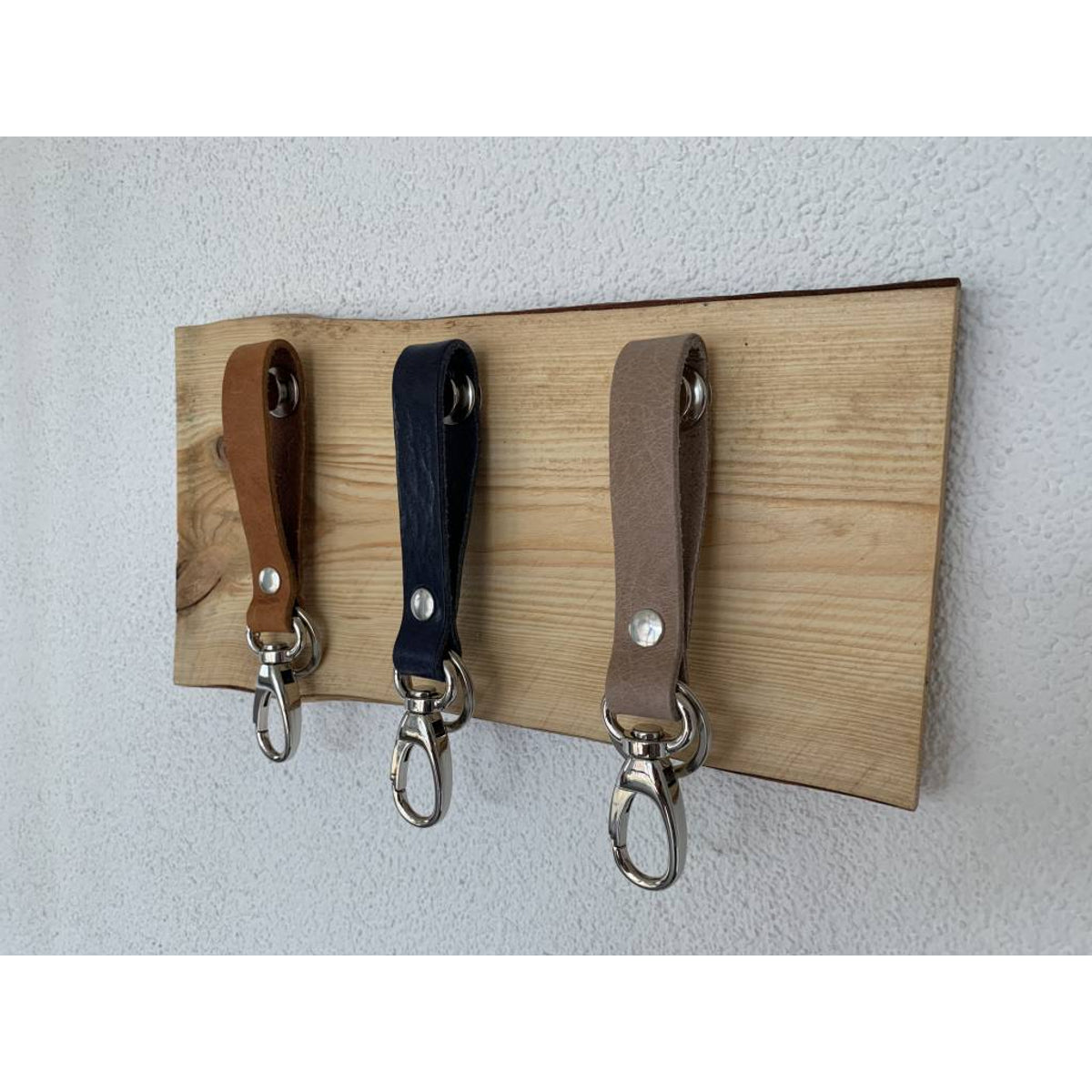 Sleutelplankjes van hout inclusief 3 moderne sleutelhangers van echt leer