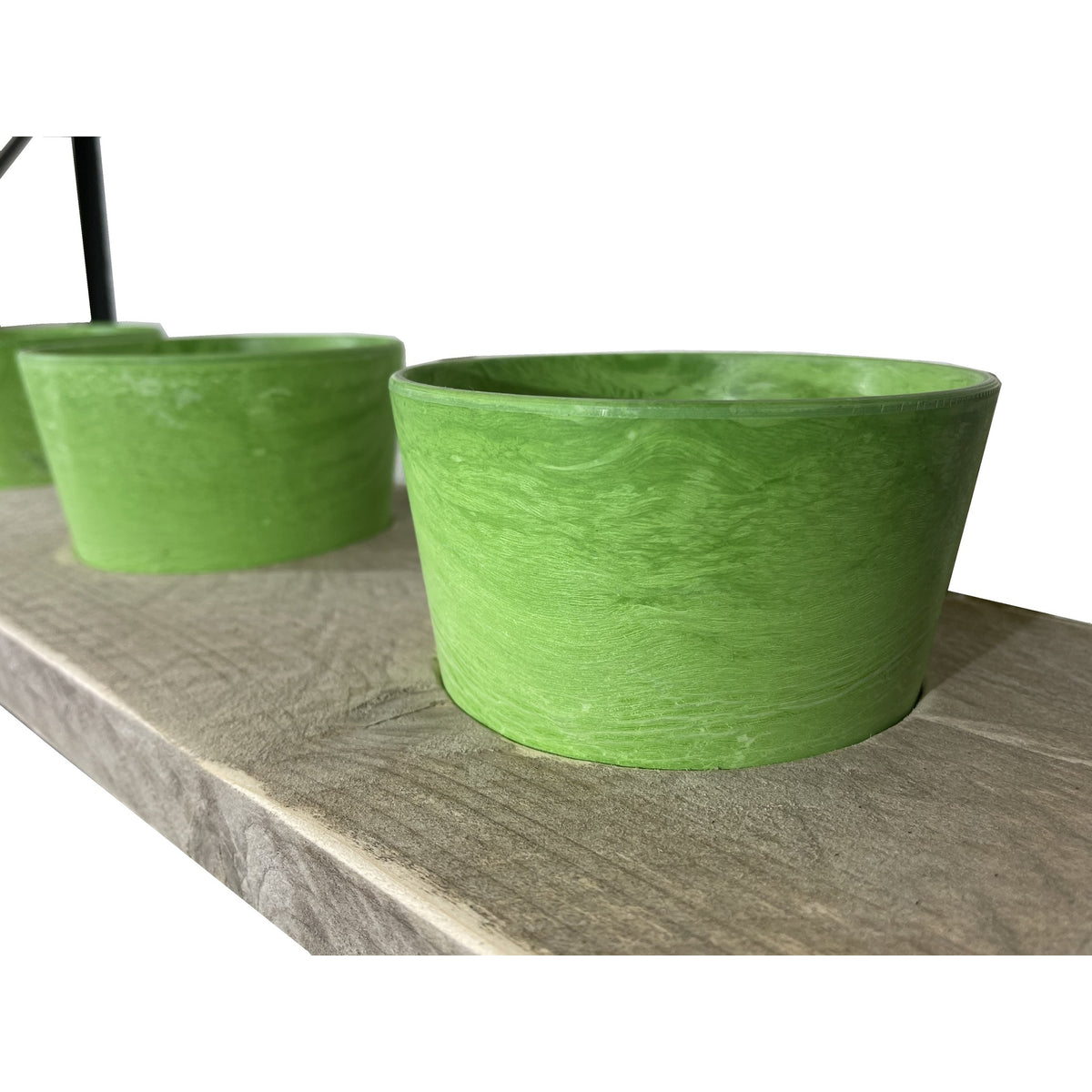 Kruidenrek met groene potjes.