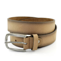 Zandkleurige nubuck riem met donkere zijkantjes. 