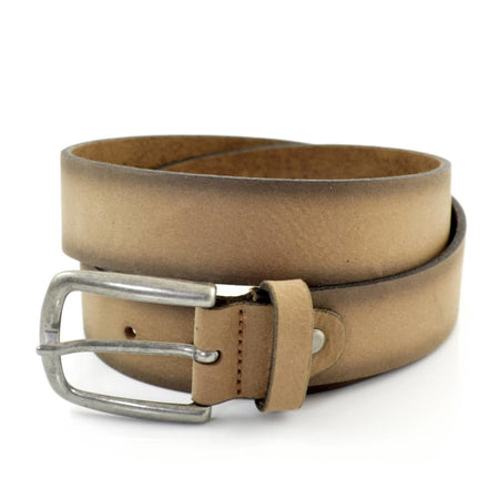 Zandkleurige nubuck riem met donkere zijkantjes. 
