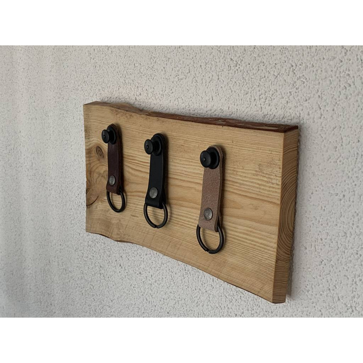 Sleutelplankjes van hout inclusief 3 sleutelhangers van echt leer