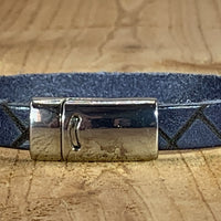 Blauwe armband vintage gelaserd met brick print. 