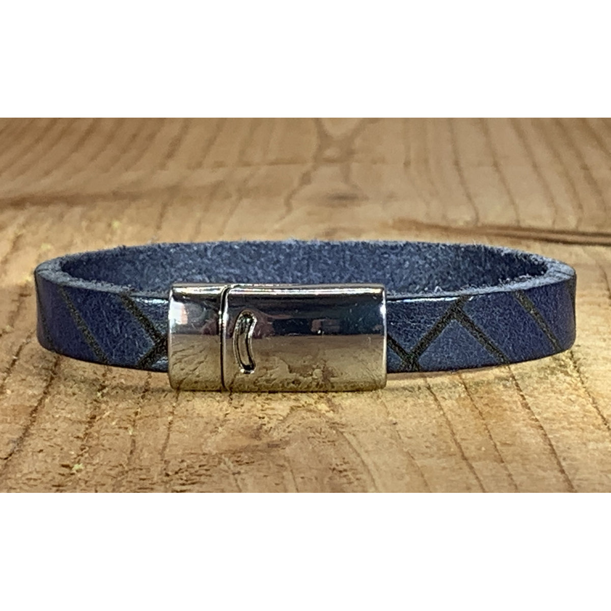 Blauwe armband vintage gelaserd met brick print. 