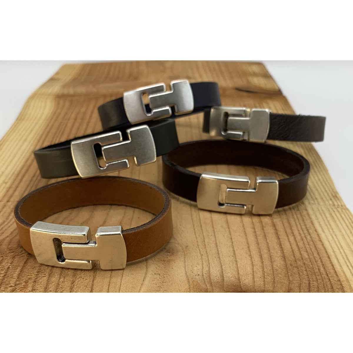 Zwarte armband met wax randen voor een perfecte afwerking. 