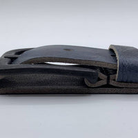 Stoere blauwe riem met gekreukt leer en mat zwarte gesp