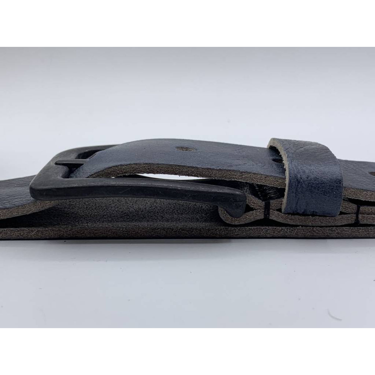 Stoere blauwe riem met gekreukt leer en mat zwarte gesp