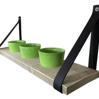 Kruidenrek met groene potjes.
