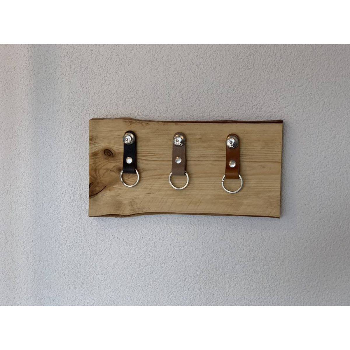 Sleutelplankje van hout inclusief 3 sleutelhangers van echt leer